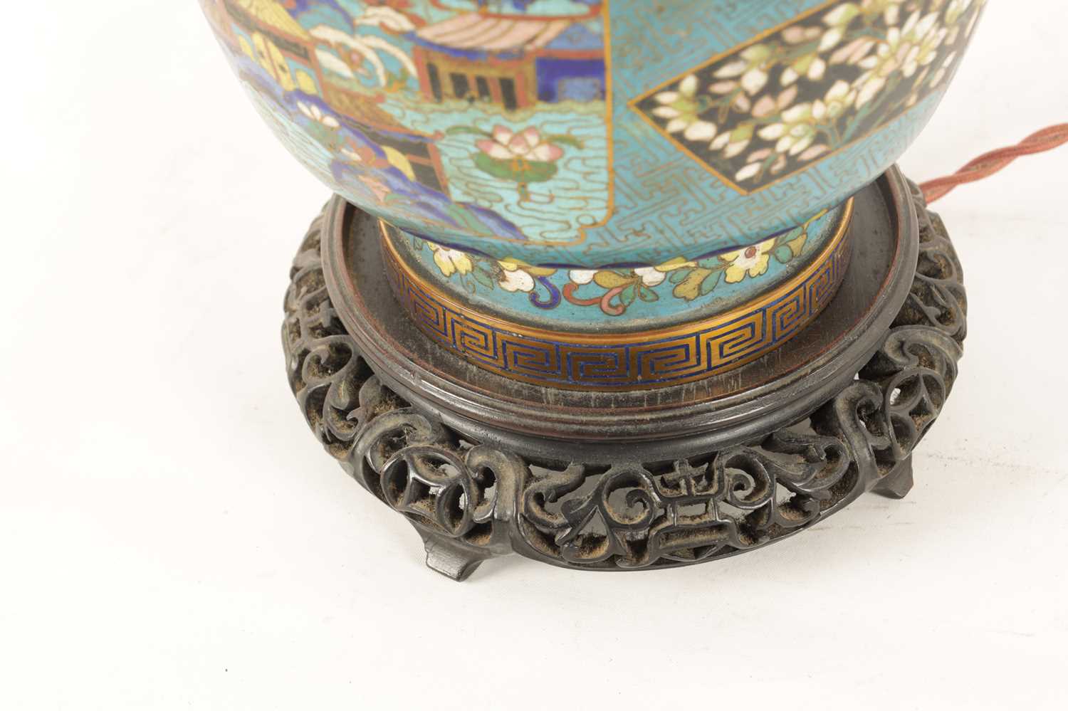 A LATE 19TH/EARLY 20TH CENTURY CENTURY CHINESE CLOISONNE VASE LAMP - Image 6 of 34