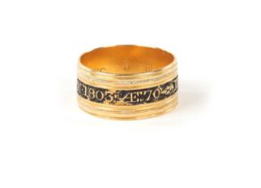 A GEORGE III 18CT YELLOW GOLD MOURNING RING INSCRIBED AND DATED 1803