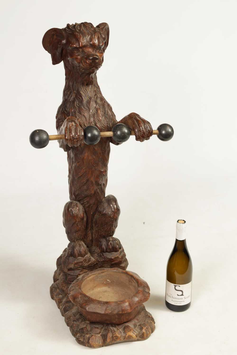 A 19TH-CENTURY BLACK FOREST CARVED WALNUT STICK STAND FORMED AS A BEGGING DOG - Image 3 of 8