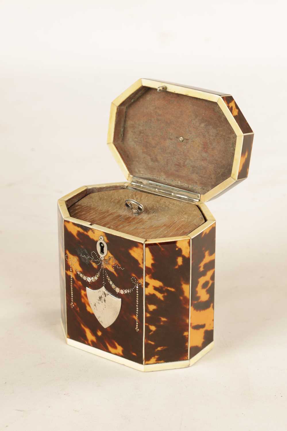 A FINE GEORGE III TORTOISHELL, IVORY AND MOTHER OF PEARL INLAID FACETTED TEA CADDY - Image 8 of 12