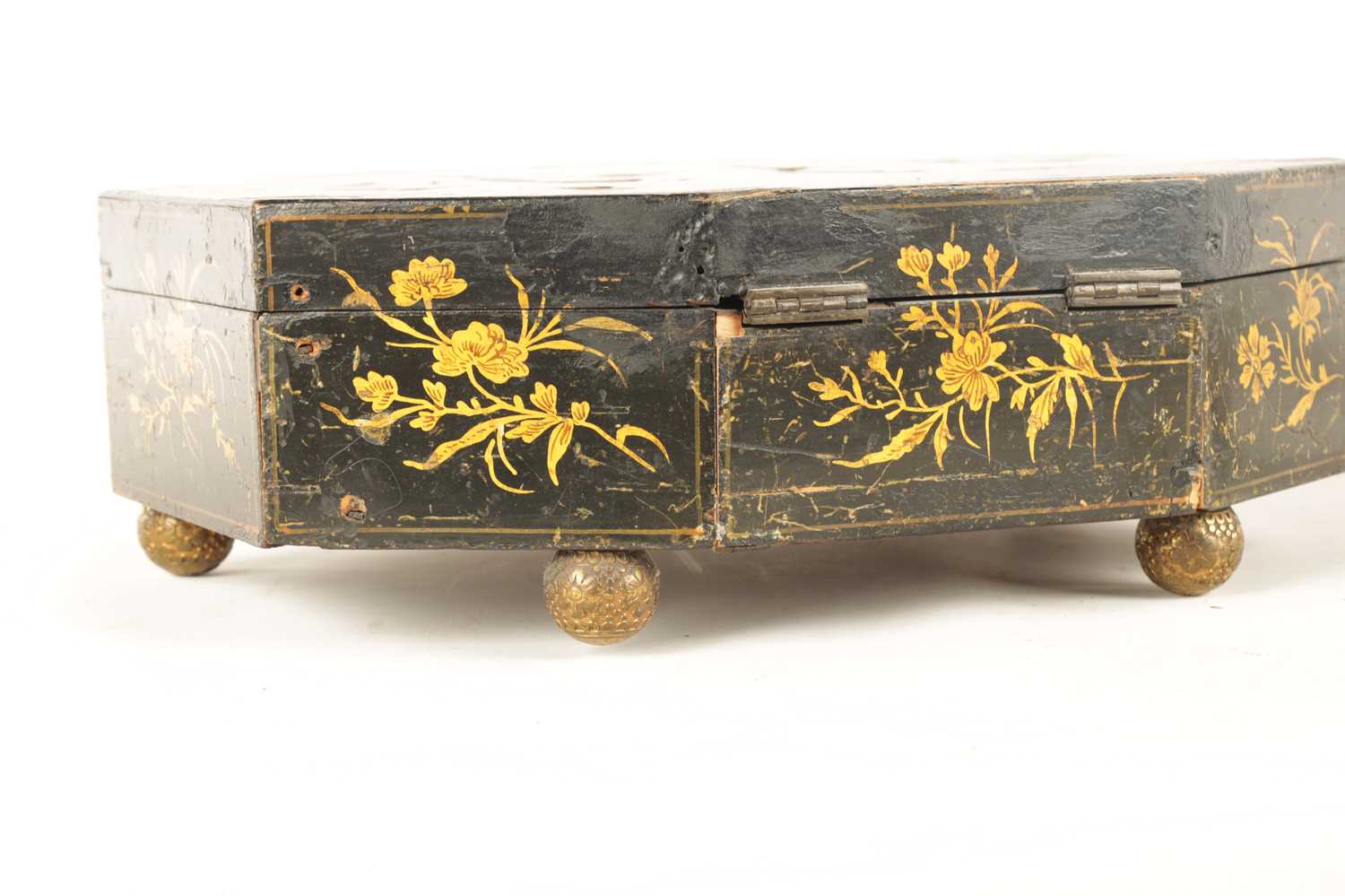 A REGENCY CHINOISERIE DECORATED LACQUERED SEWING BOX - Image 6 of 10