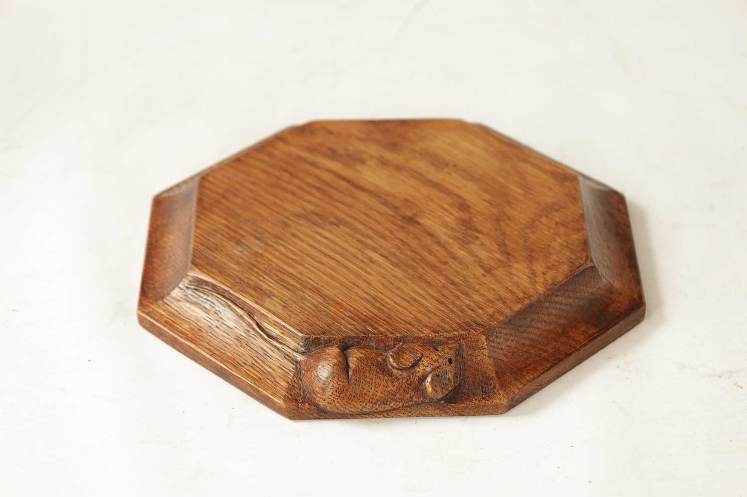 A ROBERT 'MOUSEMAN' THOMPSON OCTAGONAL OAK CHEESE BOARD - Image 2 of 5