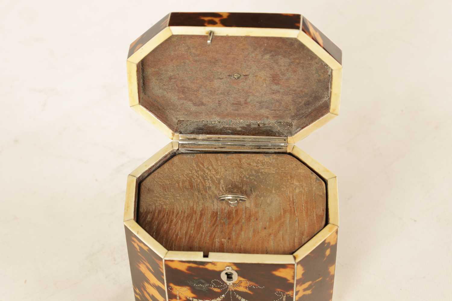 A FINE GEORGE III TORTOISHELL, IVORY AND MOTHER OF PEARL INLAID FACETTED TEA CADDY - Image 9 of 12