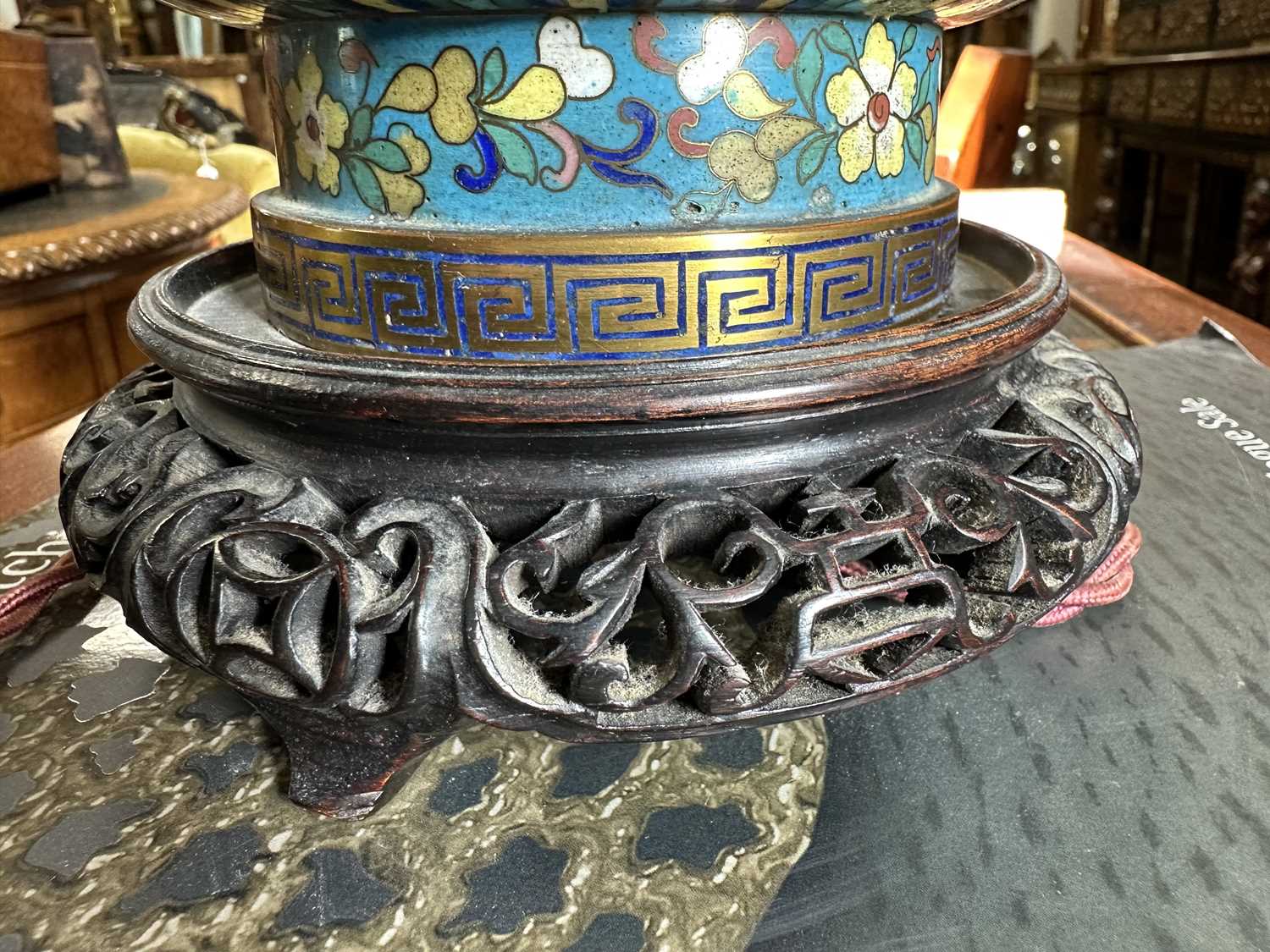 A LATE 19TH/EARLY 20TH CENTURY CENTURY CHINESE CLOISONNE VASE LAMP - Image 17 of 34