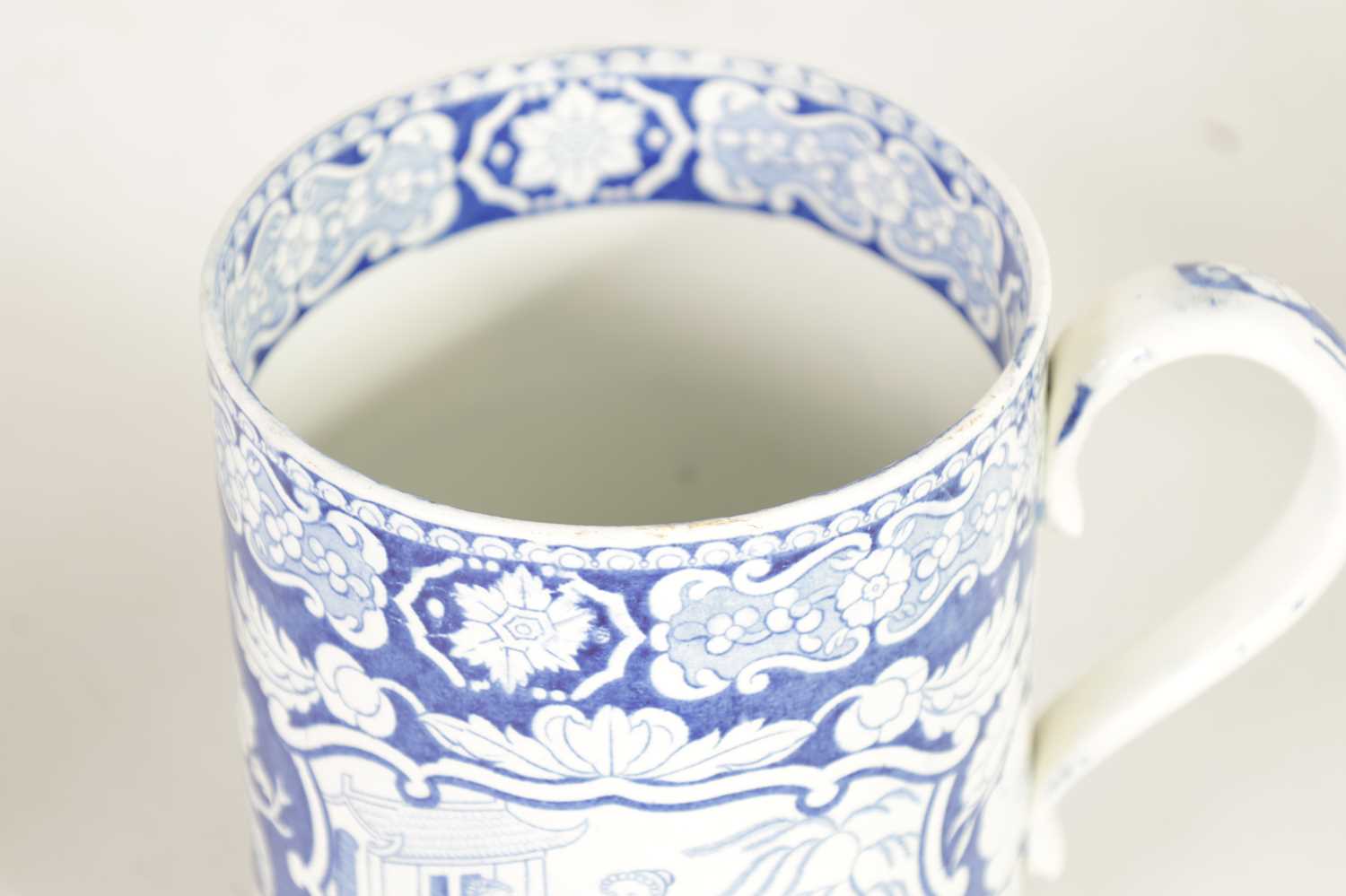 A EARLY 19TH CENTURY ORIENTAL STYLE PEARL WEAR MUG - POSSIBLY SPODE - Image 5 of 8