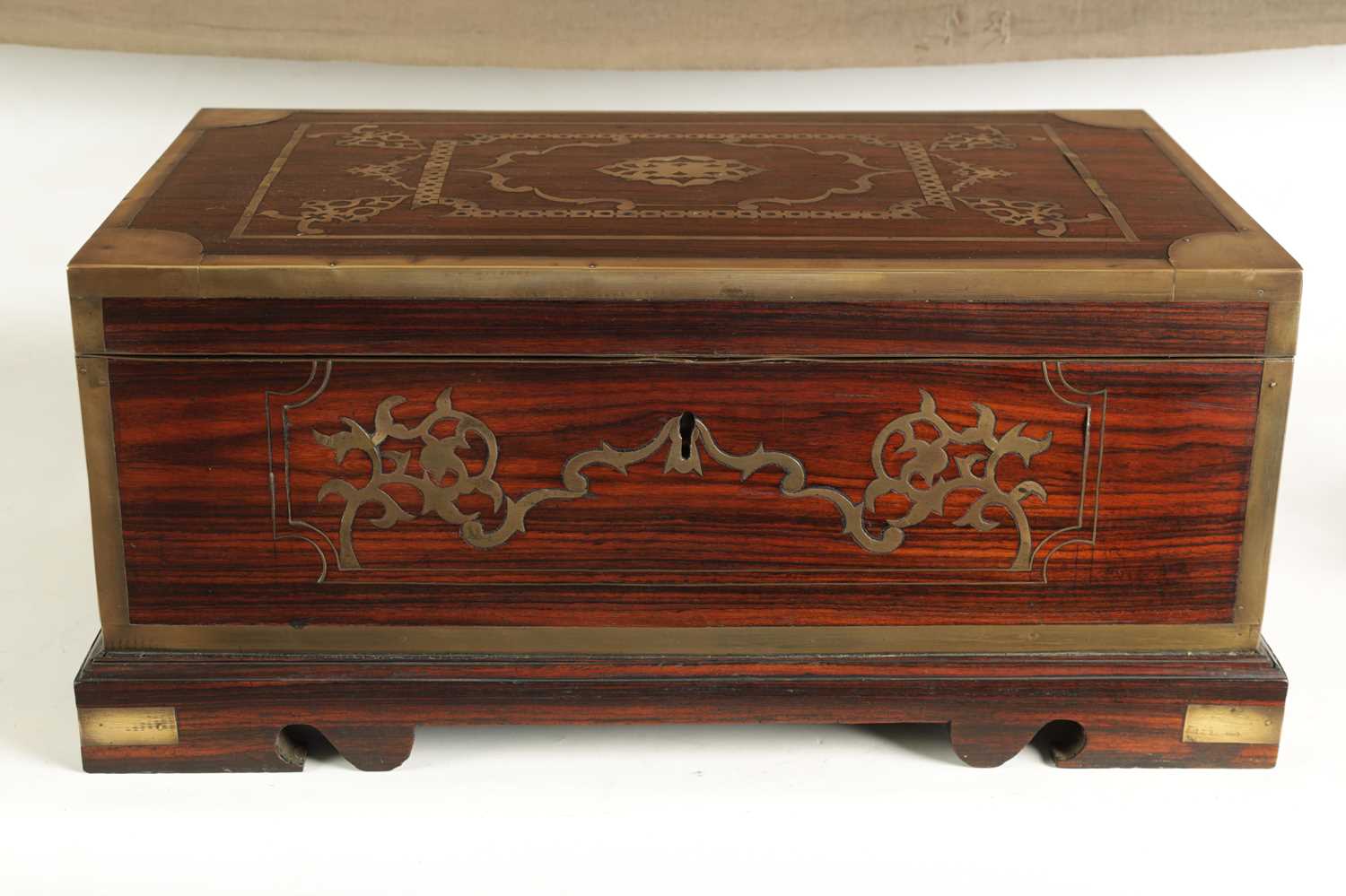 AN 18TH/EARLY 19TH CENTURY BRASS INLAID ANGLO INDIAN HARDWOOD FITTED BOX - Image 4 of 9