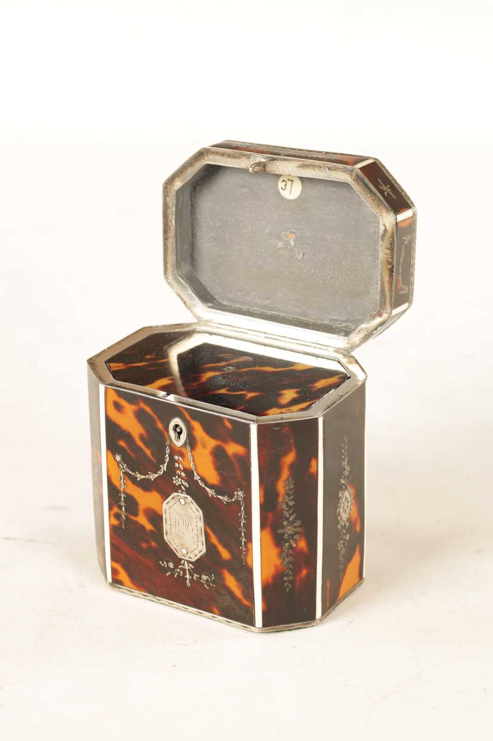 A FINE GEORGE III TORTOISHELL, IVORY AND SILVER MOUNTED FACETTED TEA CADDY - Image 3 of 12