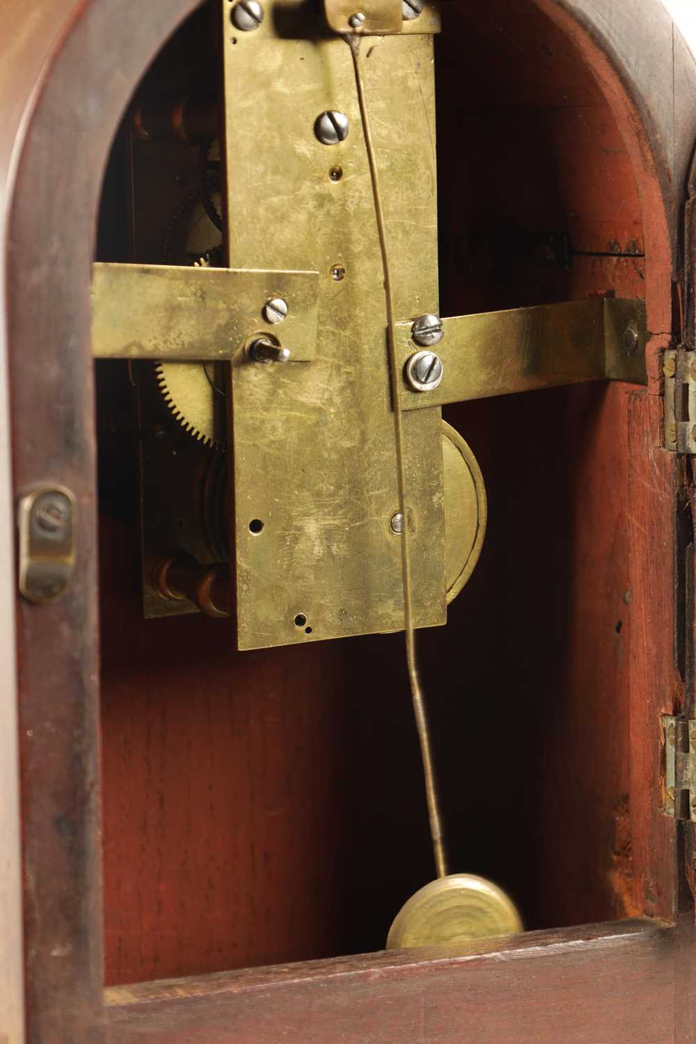 A GEORGE III BOXWOOD STRUNG AND MAHOGANY ARCH-TOP EIGHT-DAY VERGE MANTEL CLOCK - Image 8 of 12