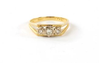 A STYLISH .750 HALLMARKED YELLOW GOLD THREE STONE DIAMOND RING