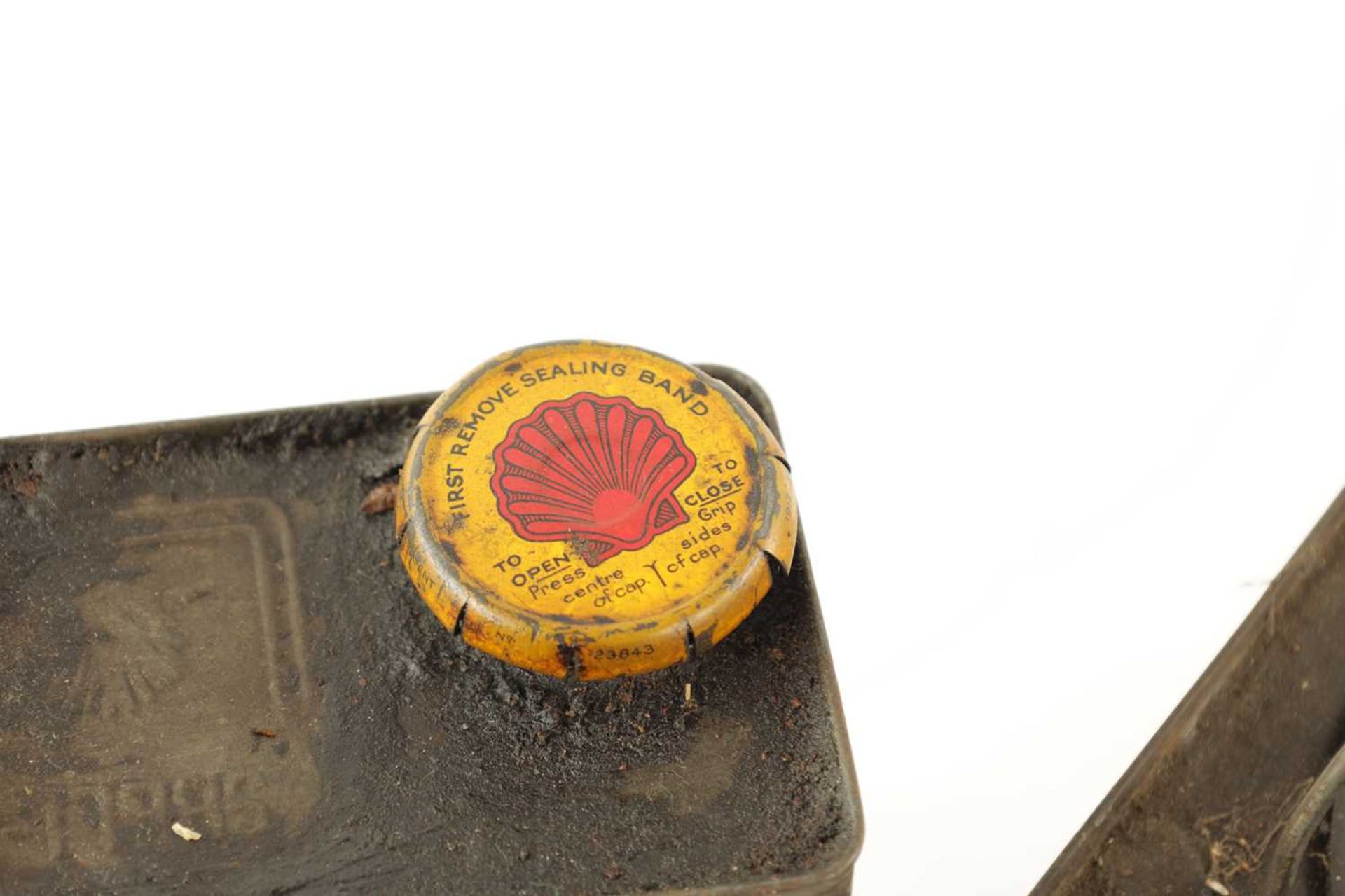 AN EARLY SHELL MOTOR GREASE CAN AND MOTOR OIL CAN - Bild 3 aus 9