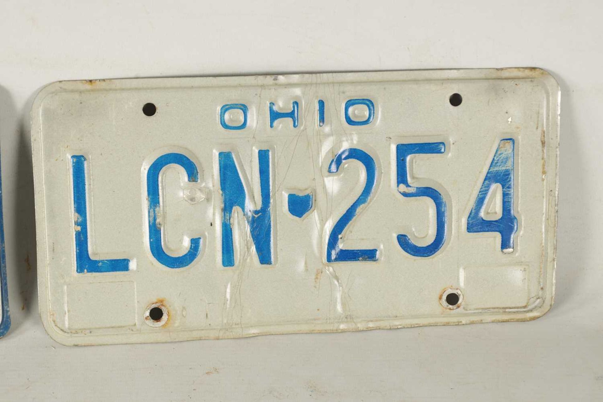 A COLLECTION OF UNITED STATES AND CANADIAN NUMBER PLATES - Image 7 of 9