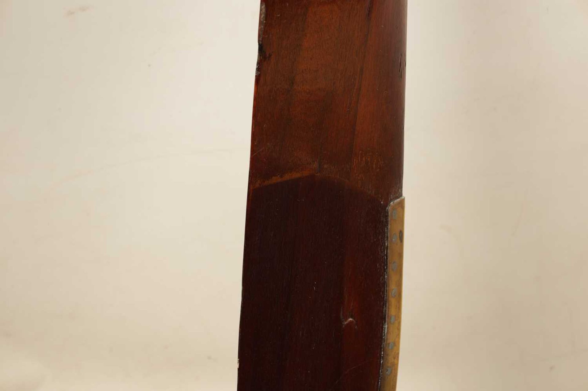 A 1940S LAMINATED MAHOGANY 'CHEETAH X' PROPELLER - Bild 2 aus 8