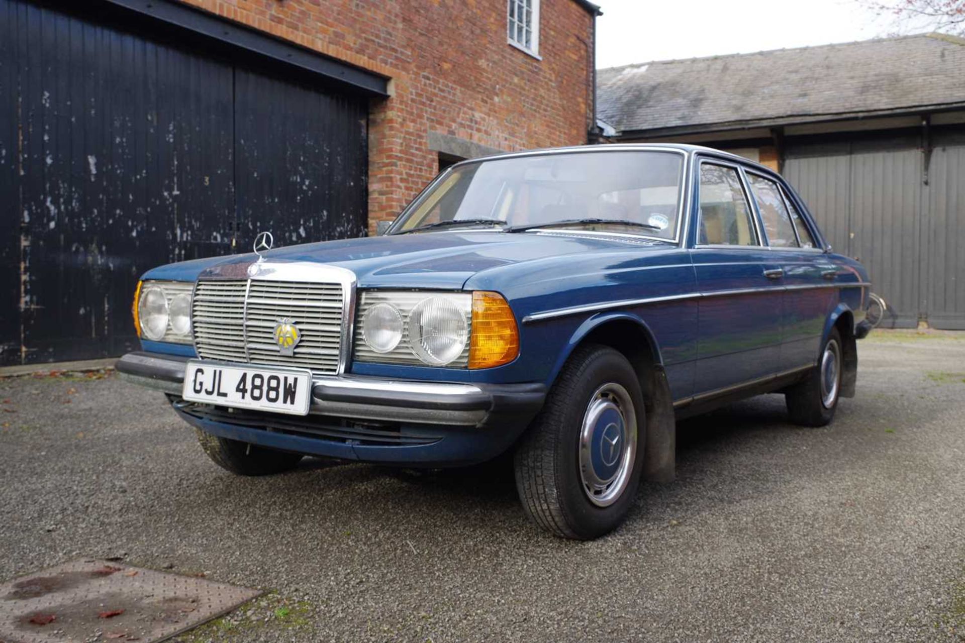 A 1981 MERCEDES 200 IN LABRADOR BLUE - Image 6 of 18