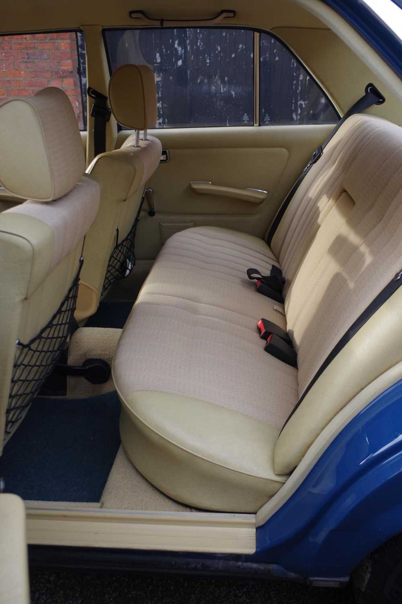 A 1981 MERCEDES 200 IN LABRADOR BLUE - Image 10 of 18