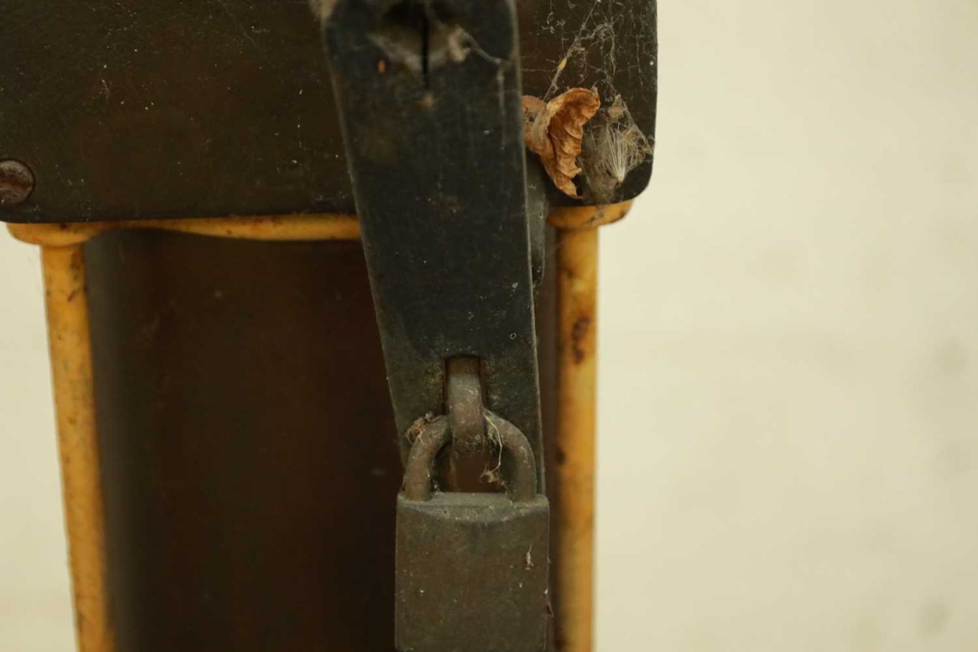 A VINTAGE 'PRATTS' HAND CRANKED PETROL PUMP - Image 3 of 7