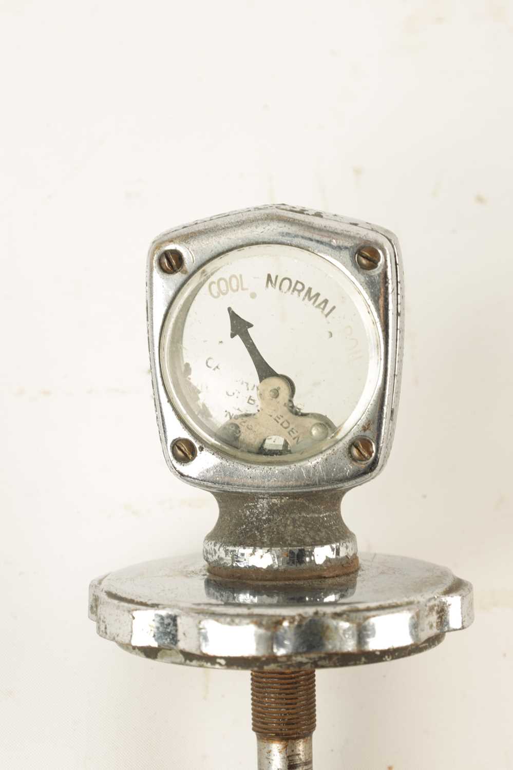 A VINTAGE CHROMED MAC TRUCK RADIATOR BULLDOG MASCOT TOGETHER WITH A CALORIMETER AND RADIATOR CAP WIT - Image 8 of 11