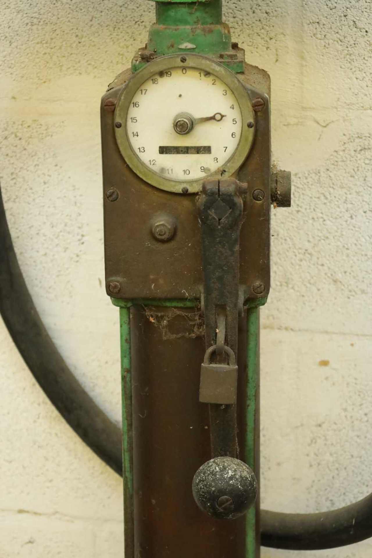 A VINTAGE 'POWER' HAND CRANKED PETROL PUMP - Image 4 of 7