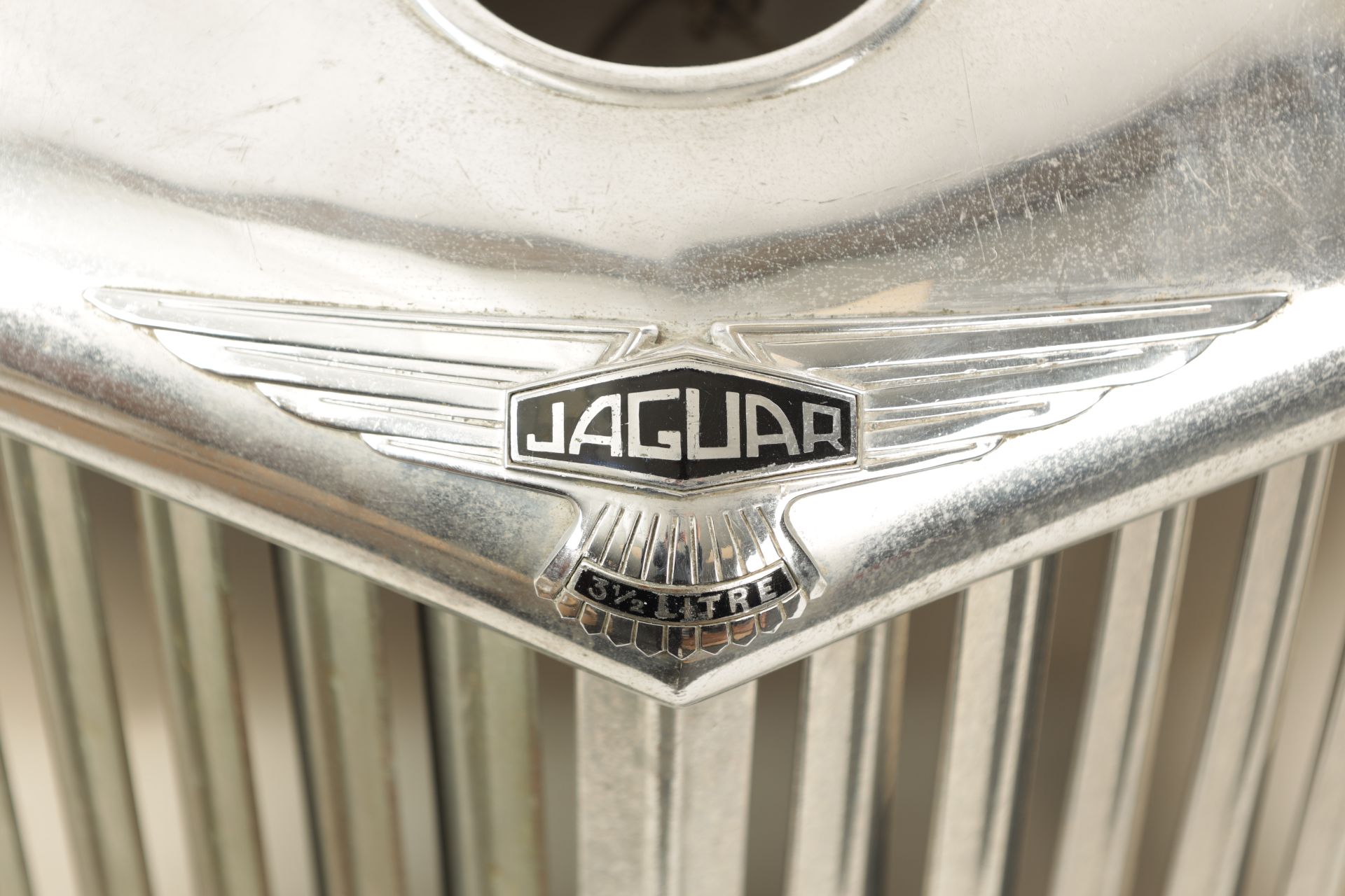 A VINTAGE JAGUAR 3 1/2 LITRE CHROMED RADIATOR GRILL - Image 13 of 14