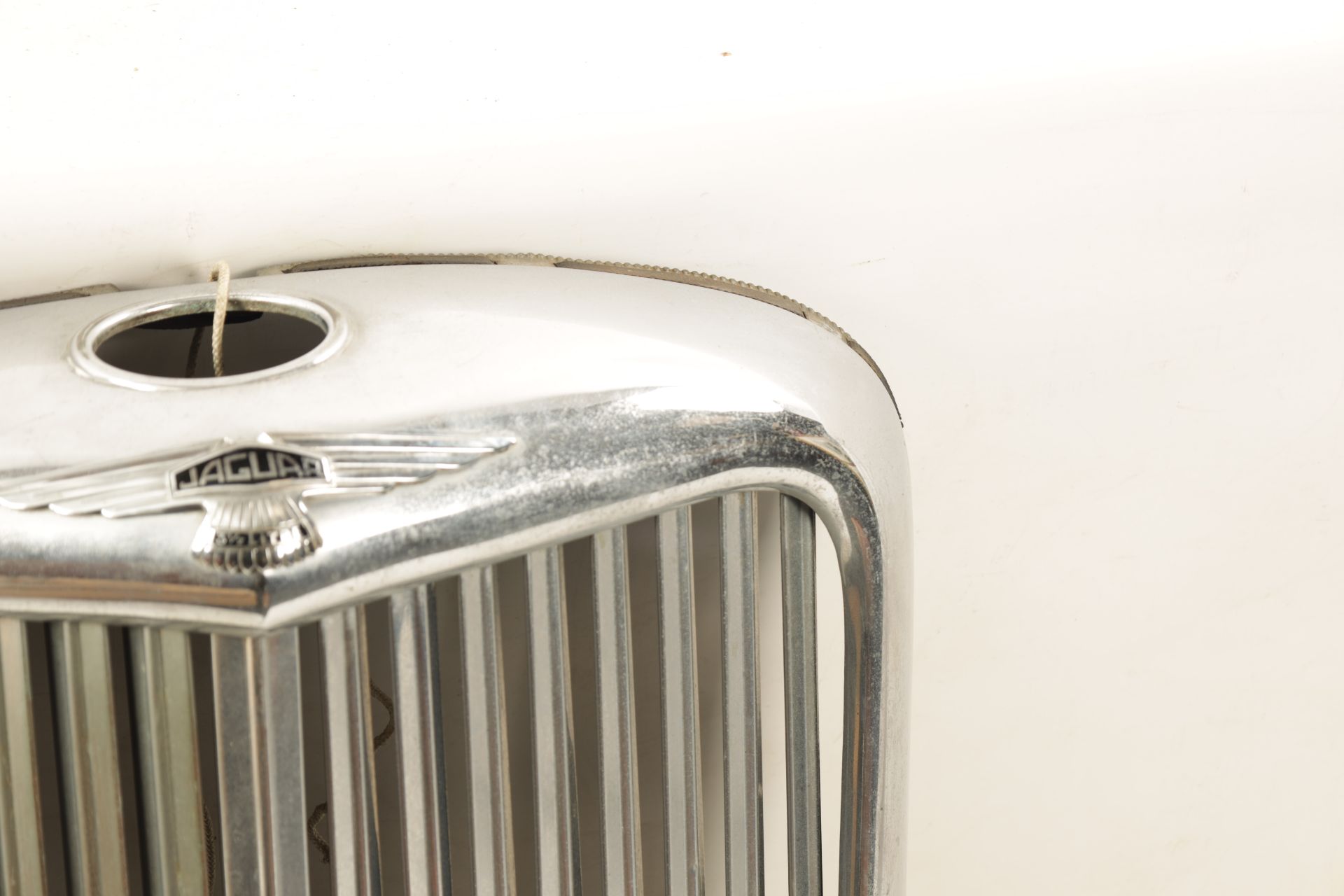 A VINTAGE JAGUAR 3 1/2 LITRE CHROMED RADIATOR GRILL - Image 11 of 14