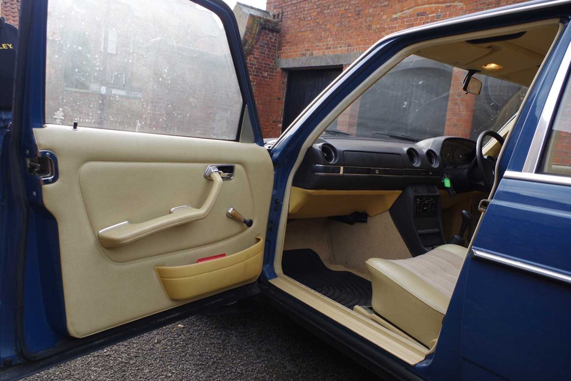 A 1981 MERCEDES 200 IN LABRADOR BLUE - Image 9 of 18