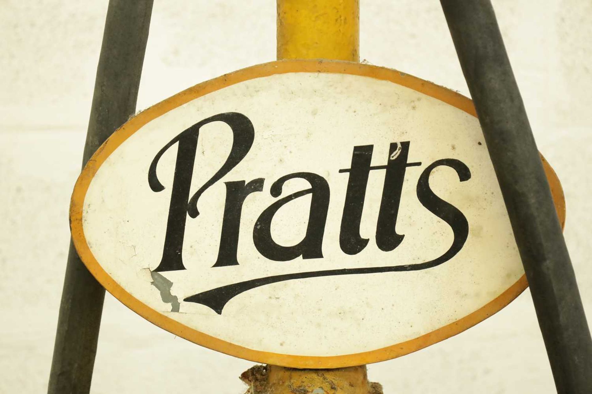 A VINTAGE 'PRATTS' HAND CRANKED PETROL PUMP - Image 4 of 7