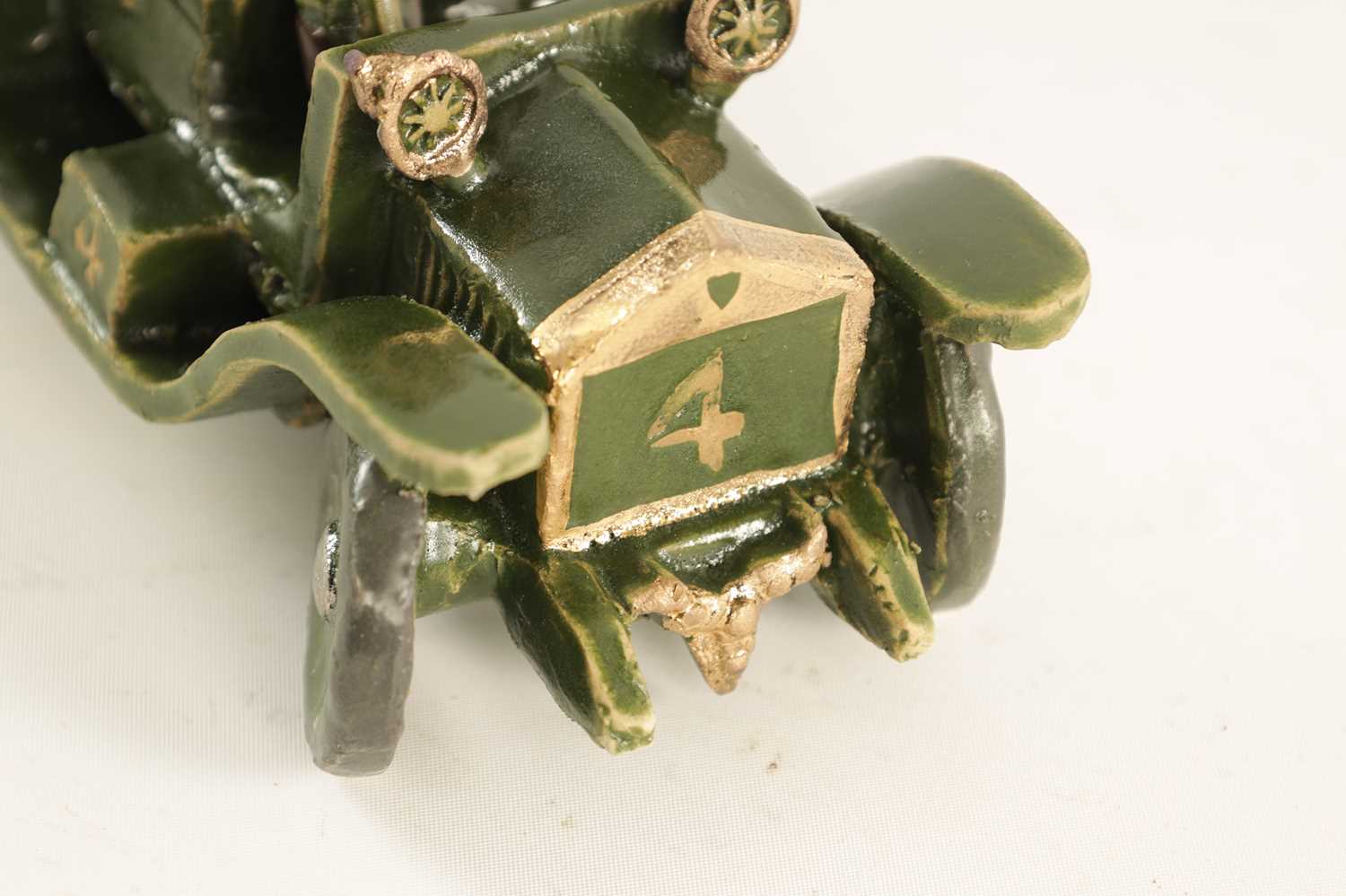 A MODERN LIMITED EDITION CERAMIC MODEL OF A 1906 ROLLS ROYCE BY JULIA ELLIOTT - Image 4 of 8