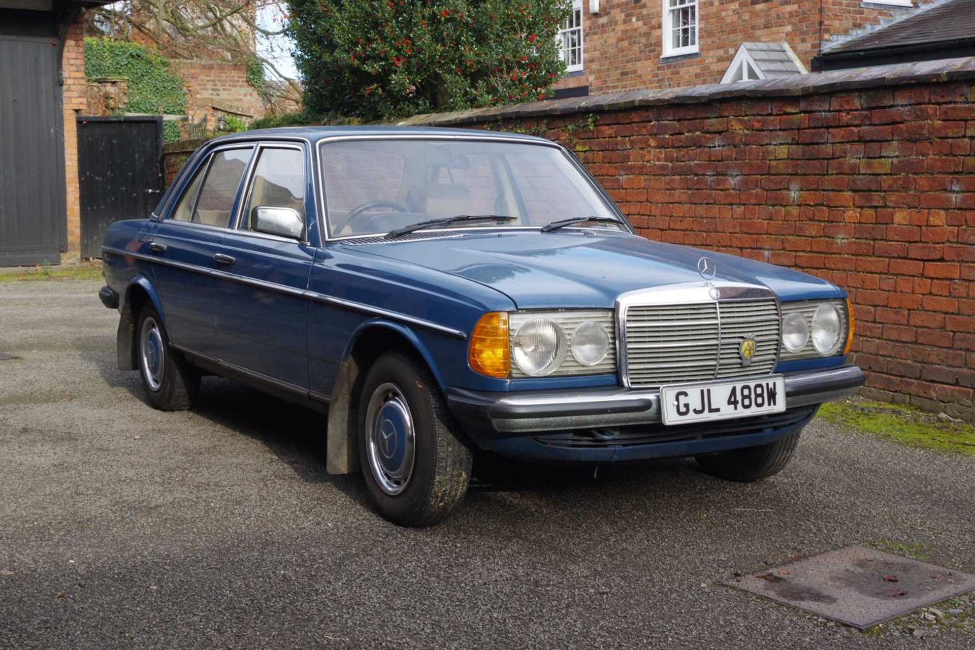 A 1981 MERCEDES 200 IN LABRADOR BLUE - Image 5 of 18