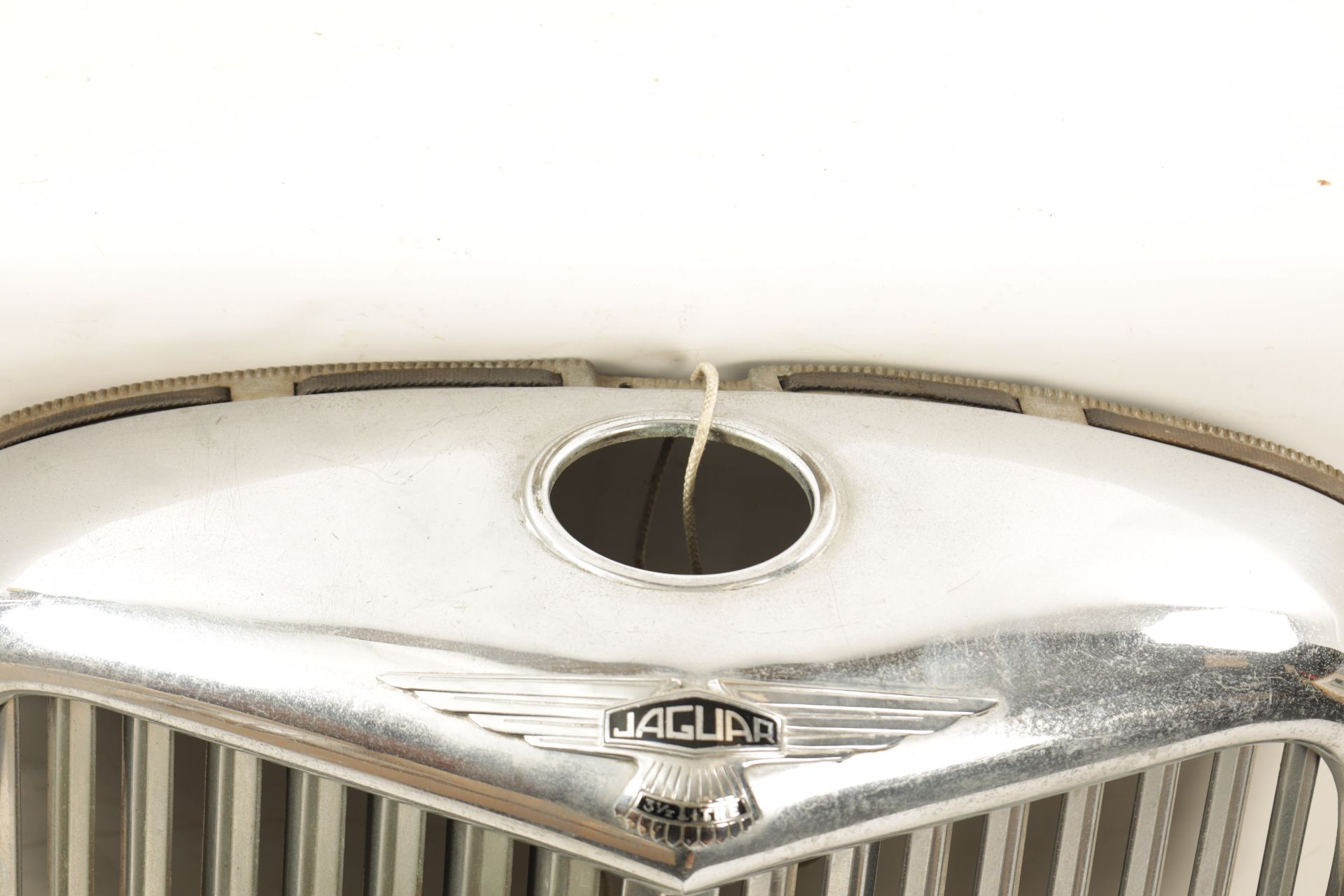 A VINTAGE JAGUAR 3 1/2 LITRE CHROMED RADIATOR GRILL - Image 10 of 14