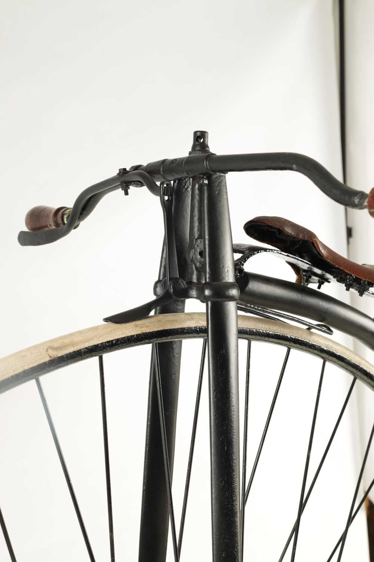 A LATE 19TH CENTURY PENNY FARTHING BICYCLE WITH 52” WHEEL - Bild 3 aus 7