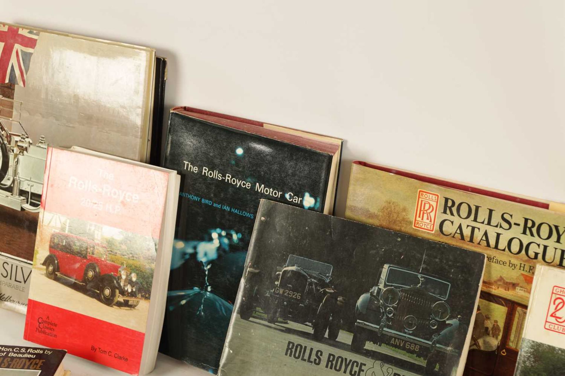 A COLLECTION OF TWENTY HARDBACK AND SOFT BACK ROLLS-ROYCE BOOKS - Image 4 of 17