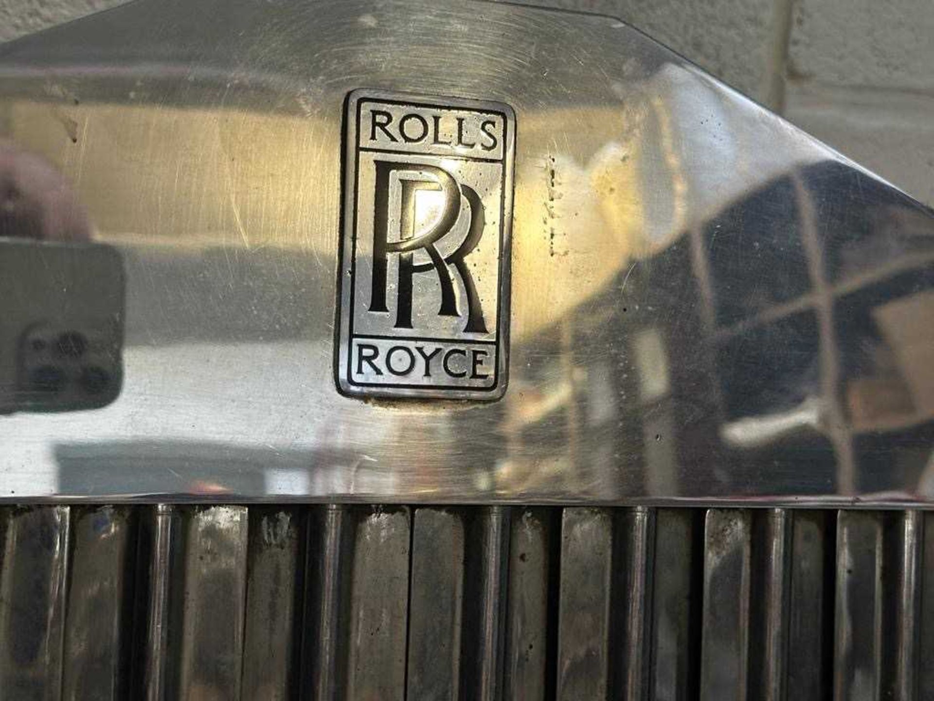 A VINTAGE ROLLS ROYCE RADIATOR AND GRILL - Image 5 of 5