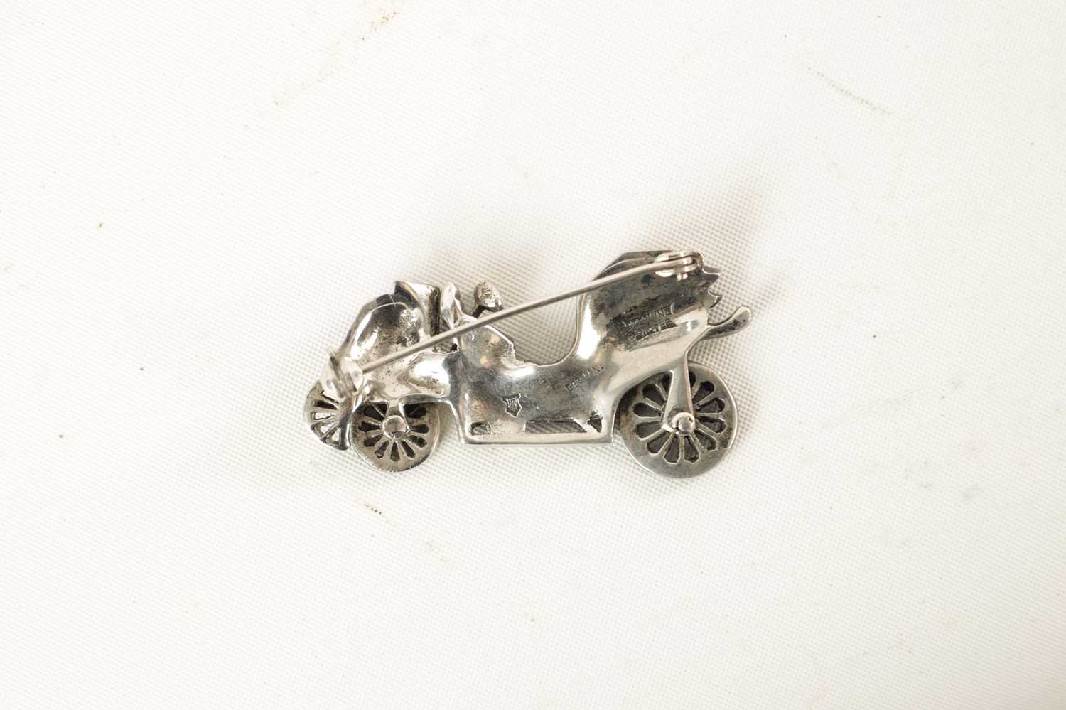 A VINTAGE SILVER ENAMEL CAR BROOCH - Image 3 of 5