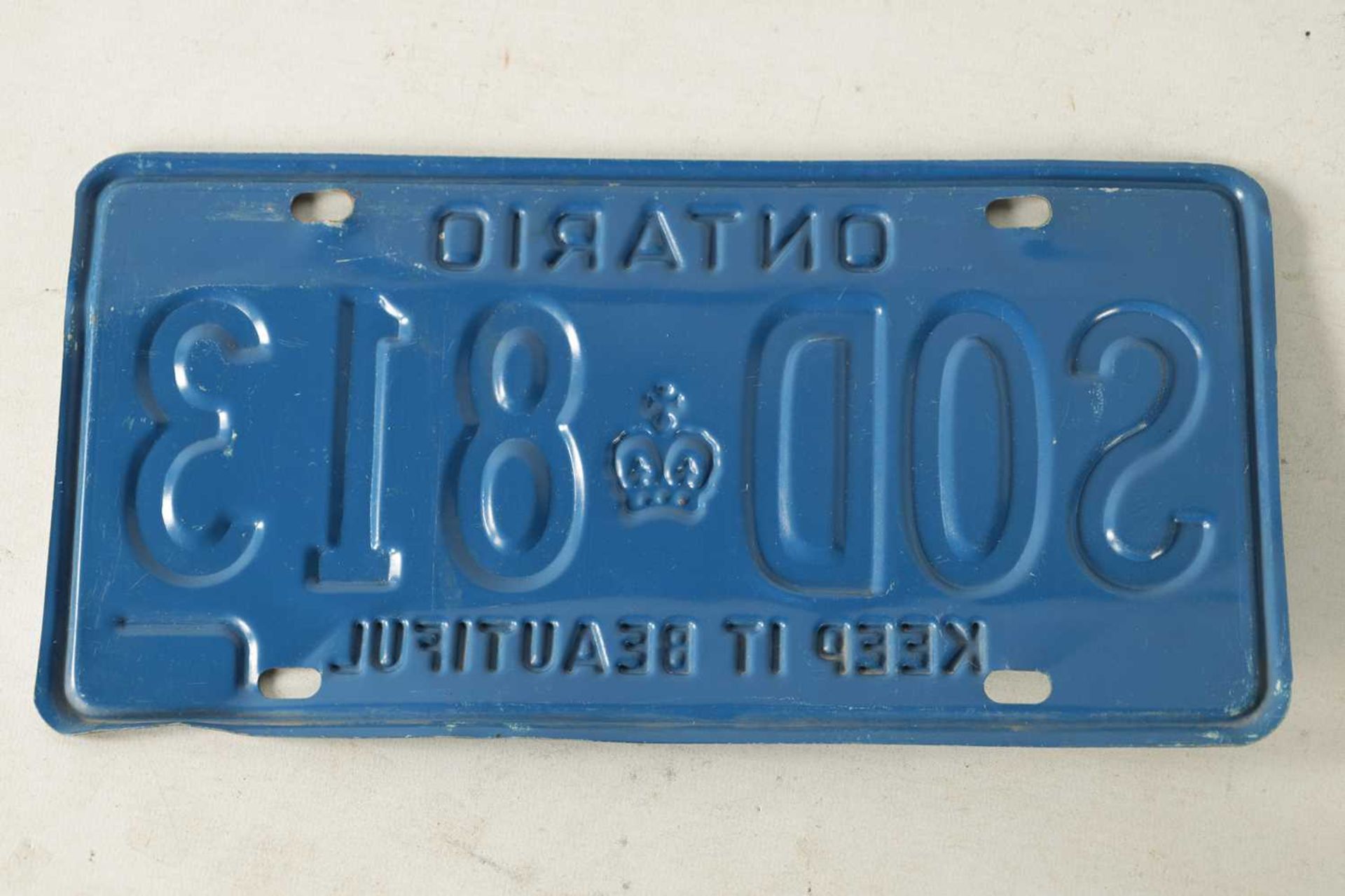 A COLLECTION OF UNITED STATES AND CANADIAN NUMBER PLATES - Image 8 of 9