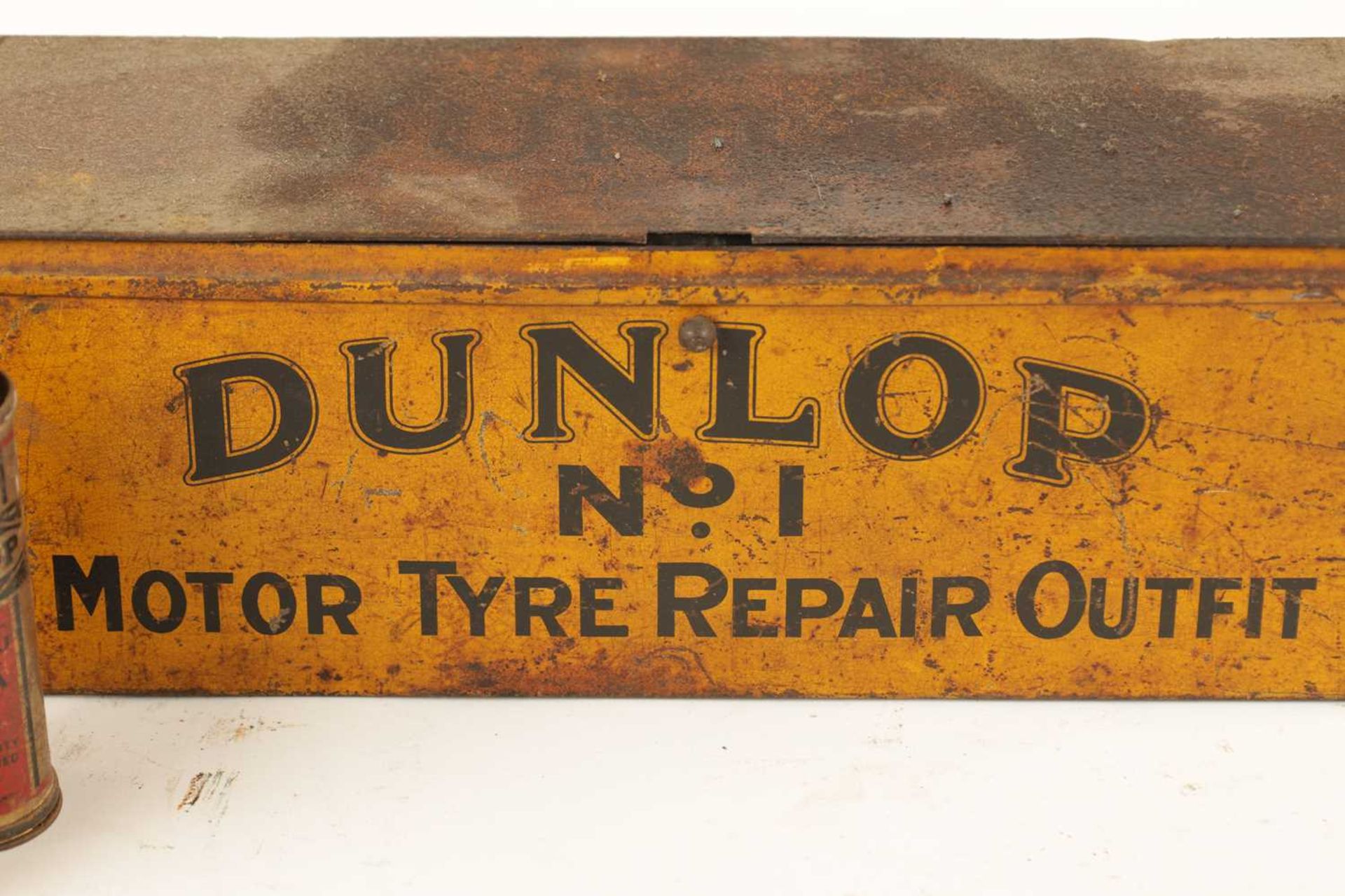 A COLLECTION OF VINTAGE DUNLOP TYRE REPAIR ACCESSORIES - Bild 5 aus 7