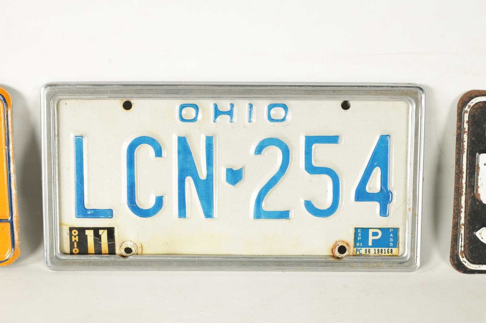 A COLLECTION OF UNITED STATES AND CANADIAN NUMBER PLATES - Image 3 of 9