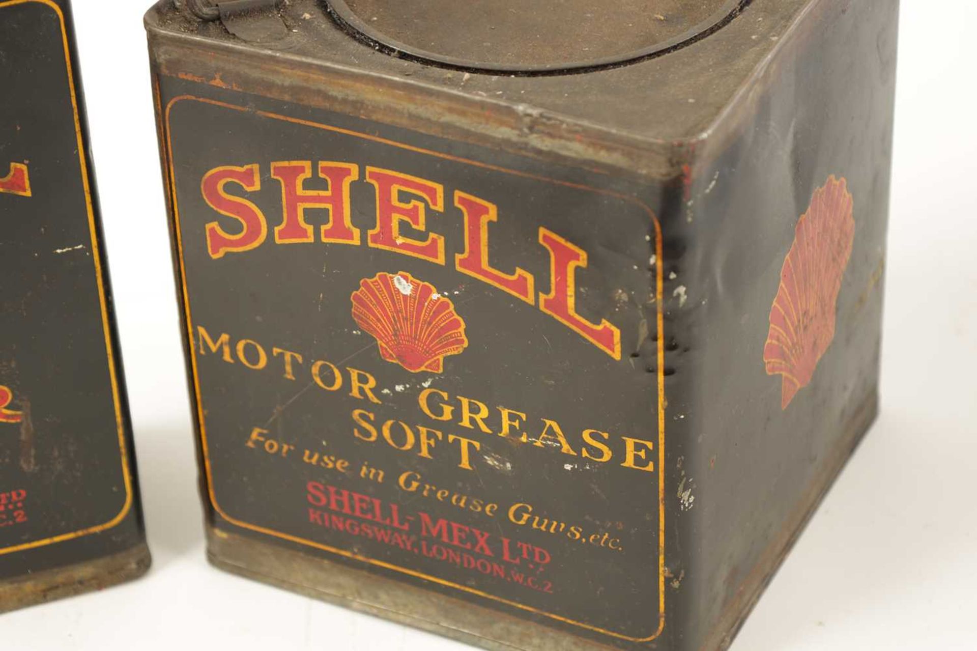 AN EARLY SHELL MOTOR GREASE CAN AND MOTOR OIL CAN - Bild 5 aus 9