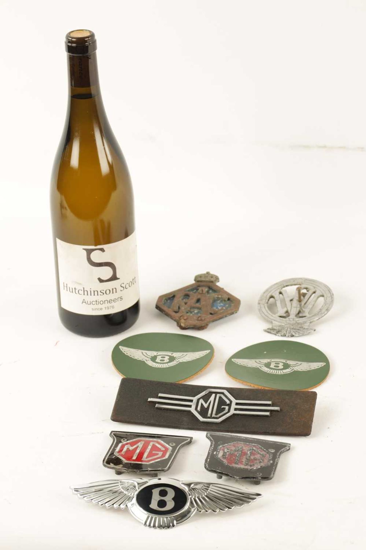 A COLLECTION OF MOTORING BADGES - Bild 5 aus 5