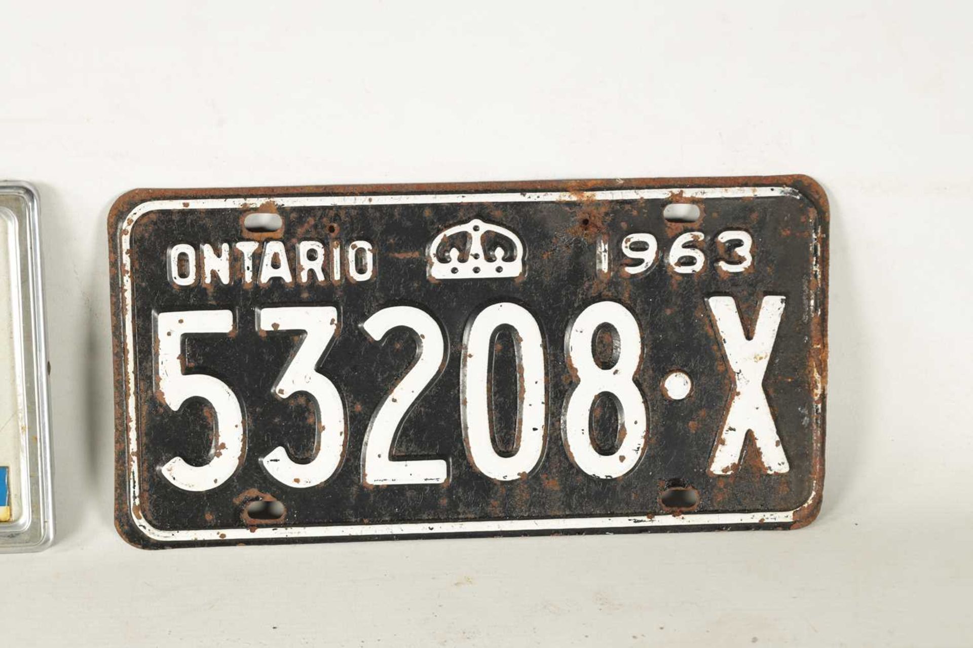 A COLLECTION OF UNITED STATES AND CANADIAN NUMBER PLATES - Image 4 of 9