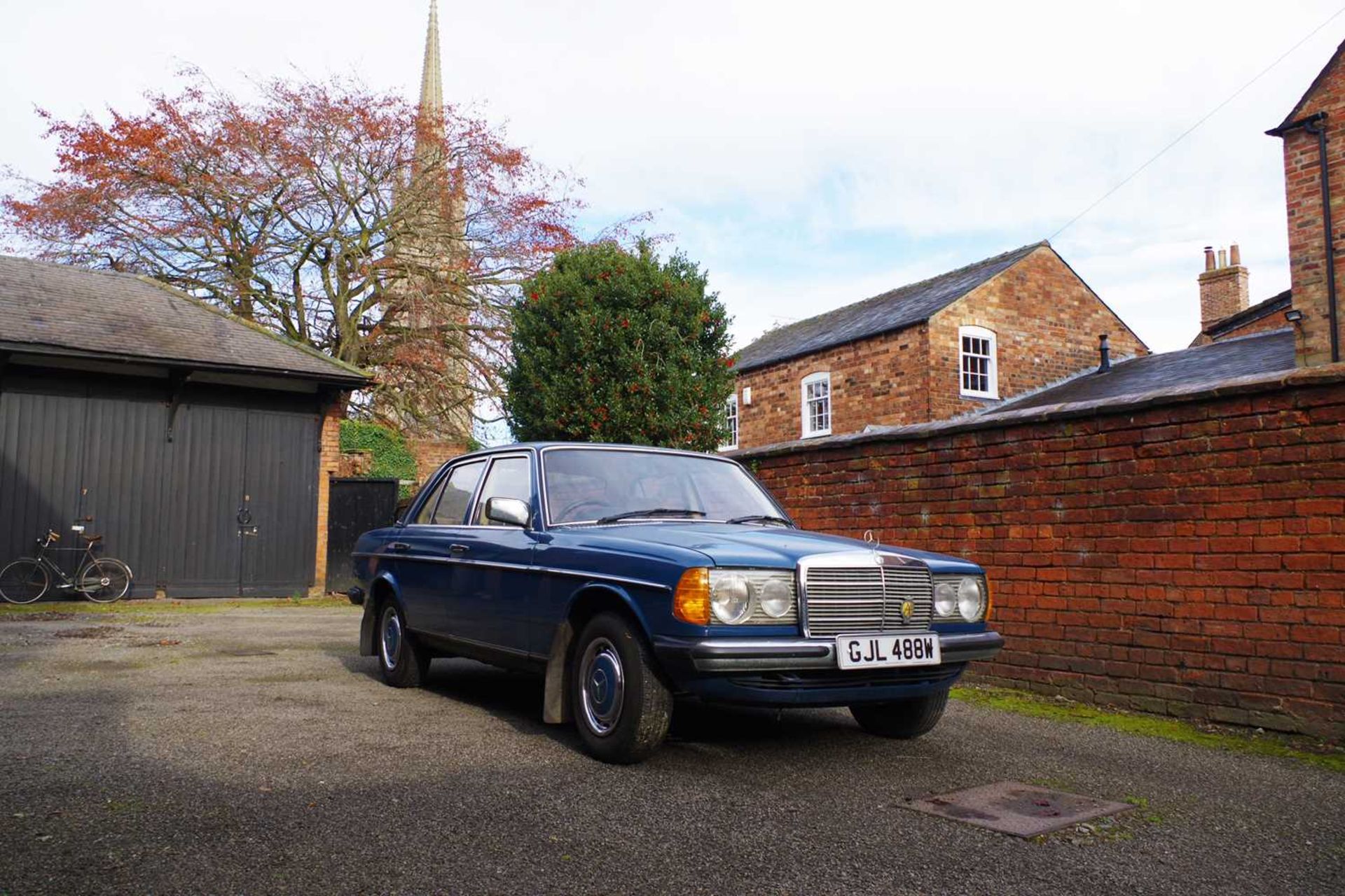 A 1981 MERCEDES 200 IN LABRADOR BLUE - Image 7 of 18