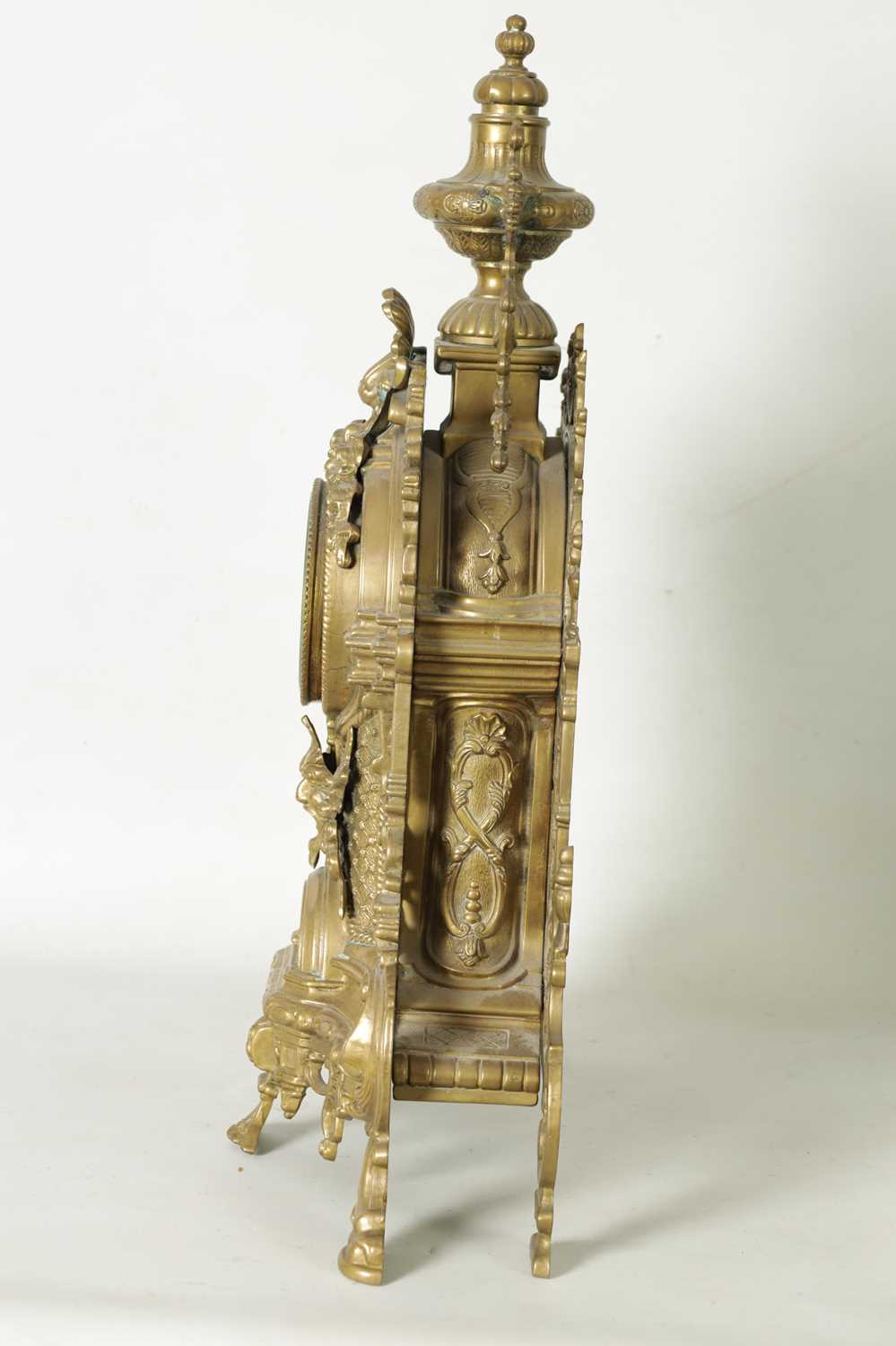 A LATE 19TH CENTURY FRENCH ORNATE AND PIERCED BRASS MANTEL CLOCK OF LARGE SIZE - Image 8 of 8