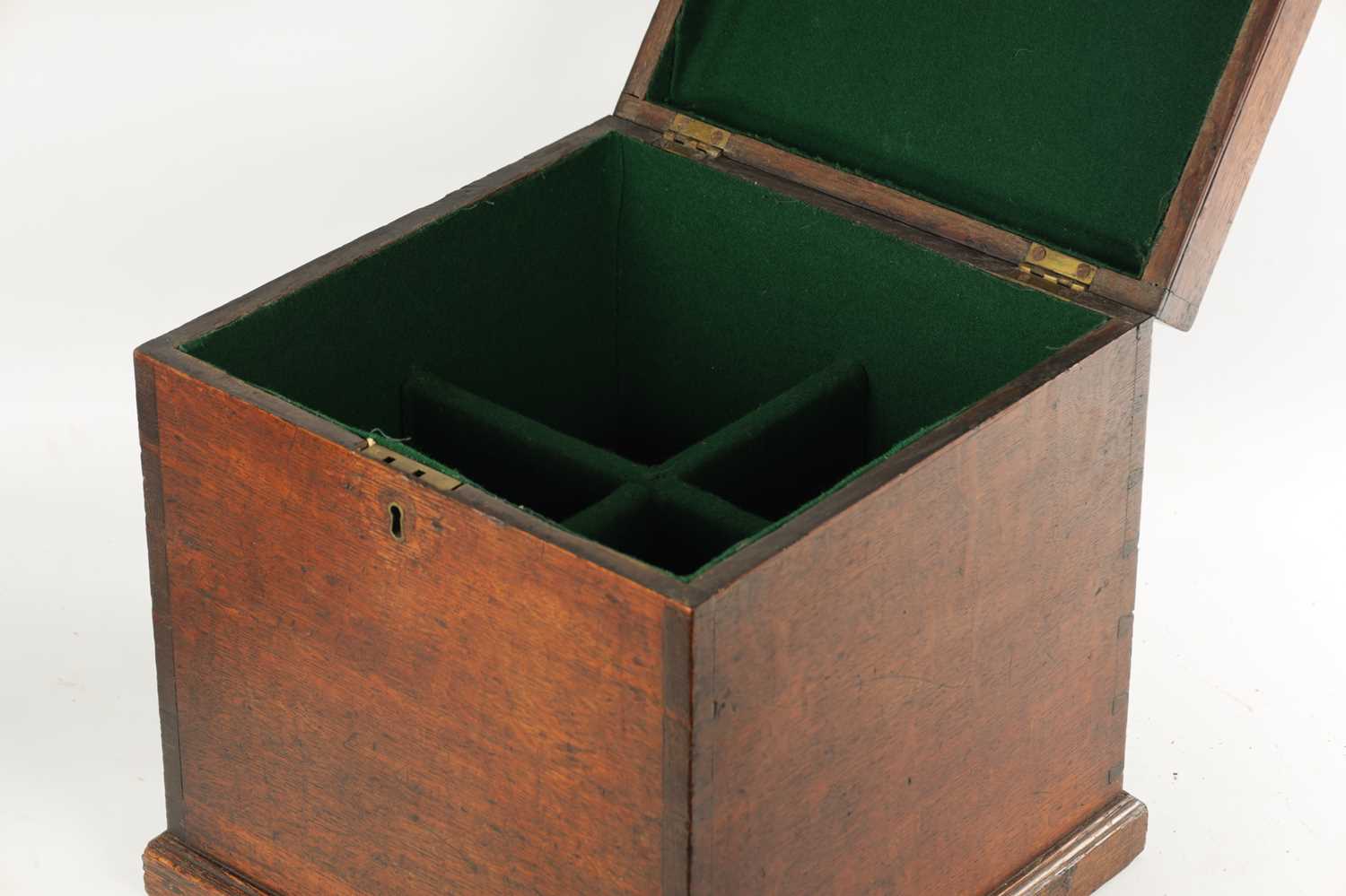 A GEORGE III LINED FOUR DIVISIONAL OAK DECANTER BOX WITH BRASS HANDLE - Image 5 of 7