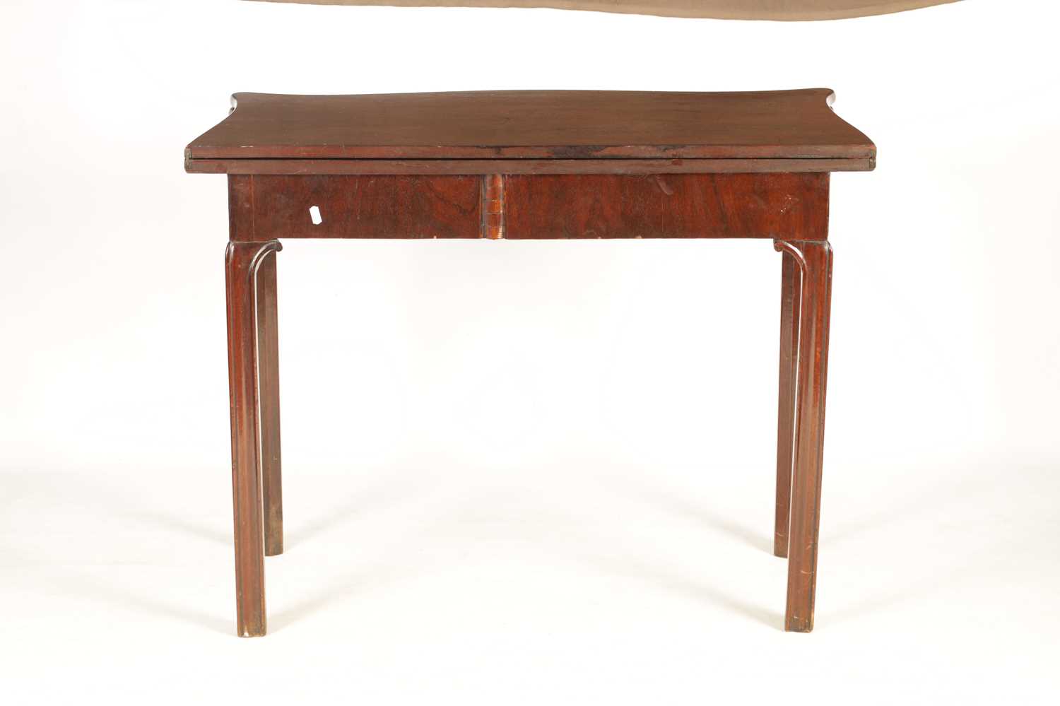 A GEORGE III MAHOGANY CHIPPENDALE STYLE SERPENTINE TEA TABLE - Image 3 of 8