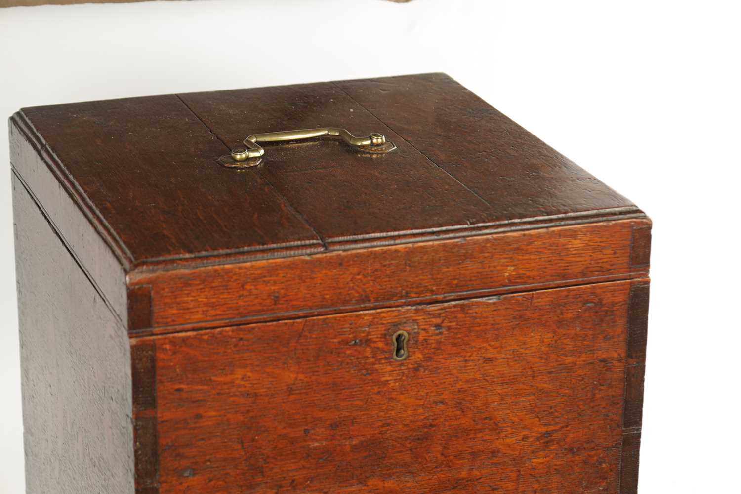 A GEORGE III LINED FOUR DIVISIONAL OAK DECANTER BOX WITH BRASS HANDLE - Image 3 of 7