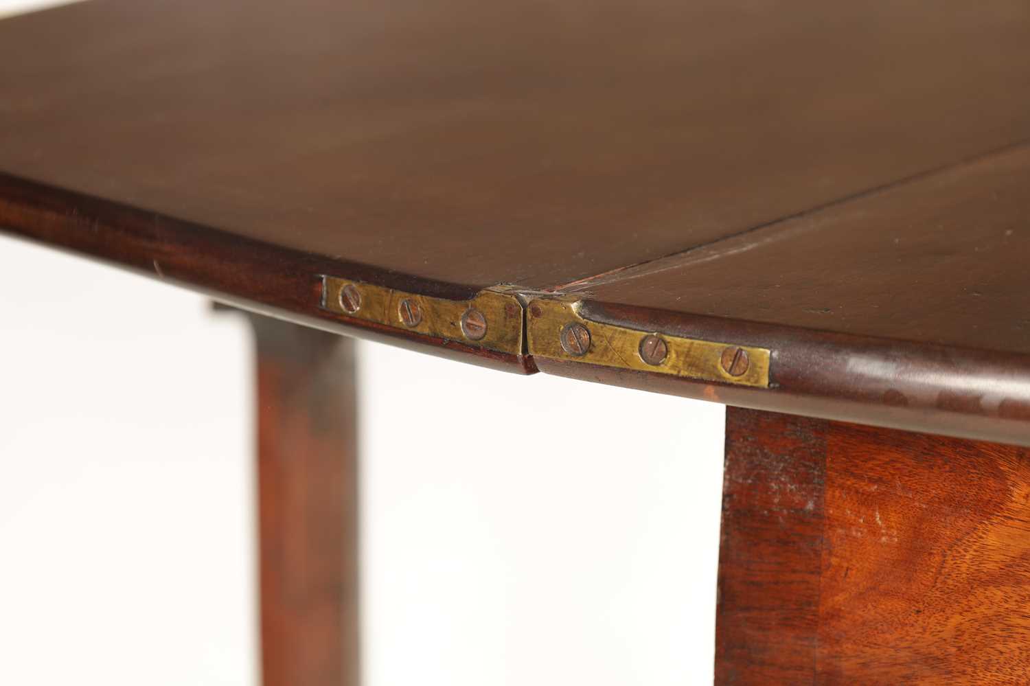 A GEORGE III MAHOGANY CHIPPENDALE STYLE SERPENTINE TEA TABLE - Image 8 of 8