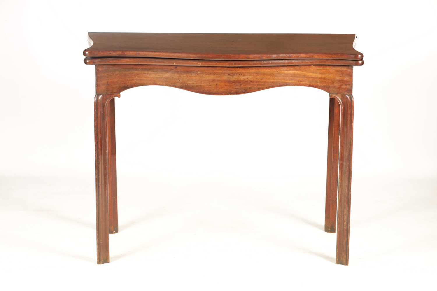 A GEORGE III MAHOGANY CHIPPENDALE STYLE SERPENTINE TEA TABLE - Image 5 of 8