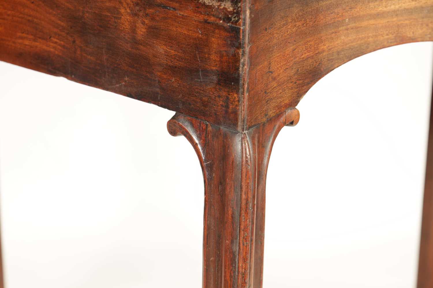 A GEORGE III MAHOGANY CHIPPENDALE STYLE SERPENTINE TEA TABLE - Image 6 of 8