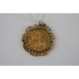 1905 Gold Sovereign in 9ct Gold Scroll mount 11.8g total weight