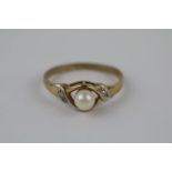 Ladies 9ct Gold Ring set with Cultured pearl size O. 1.8g total weight