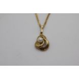 Ladies 9ct Gold Cultured Pearl pendant on chain 4.3g total weight