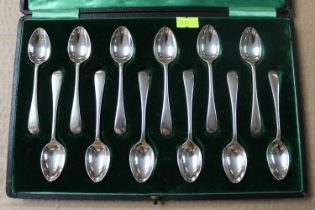 Good Quality Walker & Hall Cased set of 12 Silver Teaspoons 154g total weight Birmingham 1896